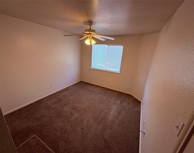 111 Cedar Grv - Photo Thumbnail 8