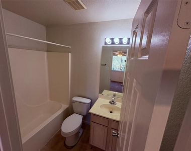 111 Cedar Grv - Photo Thumbnail 7