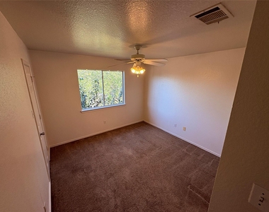 111 Cedar Grv - Photo Thumbnail 6