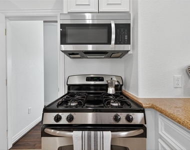 1505 Wentworth Street - Photo Thumbnail 10