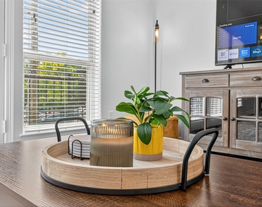 1505 Wentworth Street - Photo Thumbnail 16