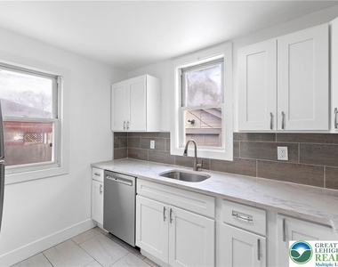 409 E Washington - Photo Thumbnail 7