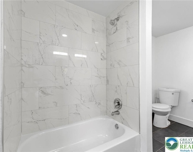 409 E Washington - Photo Thumbnail 11