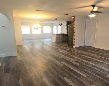 1174 Victoria Avenue - Photo Thumbnail 4