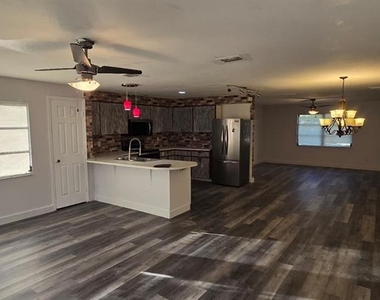 1174 Victoria Avenue - Photo Thumbnail 2