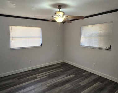 1174 Victoria Avenue - Photo Thumbnail 7