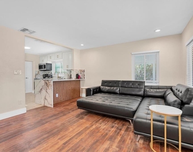 518 77th Avenue - Photo Thumbnail 3
