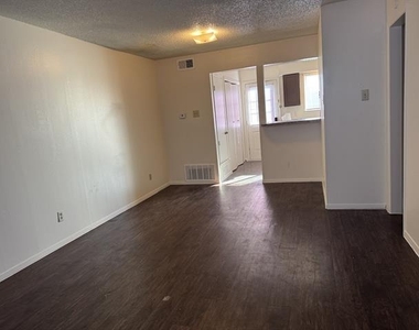 2802 Wimbledon Court - Photo Thumbnail 3