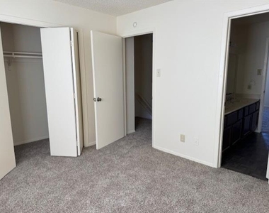 2802 Wimbledon Court - Photo Thumbnail 11
