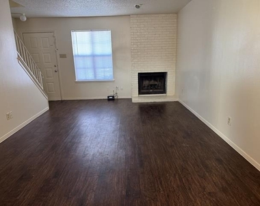 2802 Wimbledon Court - Photo Thumbnail 4
