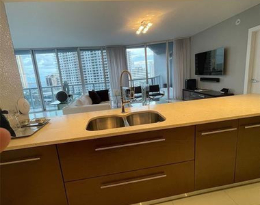 465 Brickell Avenue - Photo Thumbnail 4