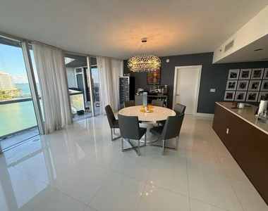 465 Brickell Avenue - Photo Thumbnail 2