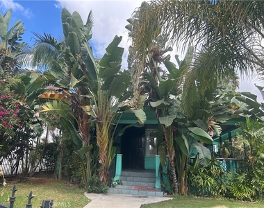 4727 Oakwood Avenue - Photo Thumbnail 3