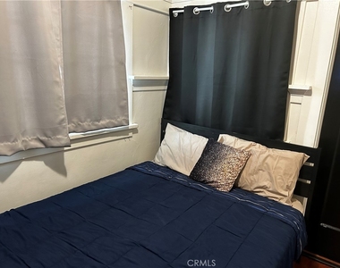 4727 Oakwood Avenue - Photo Thumbnail 10
