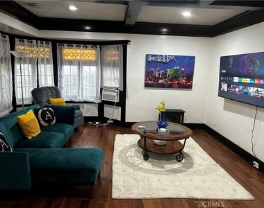 4727 Oakwood Avenue - Photo Thumbnail 5