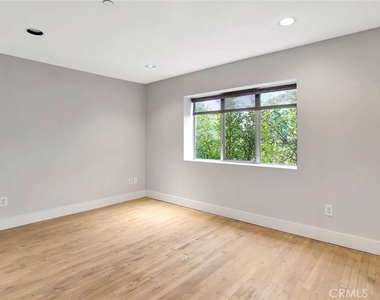 6396 Weidlake Drive - Photo Thumbnail 8