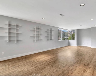 6396 Weidlake Drive - Photo Thumbnail 14