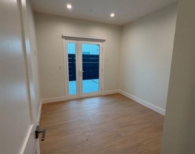 5191-5193 Lindley Avenue - Photo Thumbnail 7