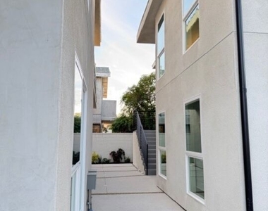 5191-5193 Lindley Avenue - Photo Thumbnail 43