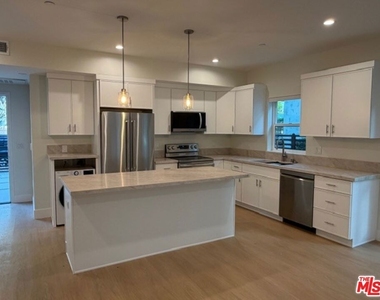 5191-5193 Lindley Avenue - Photo Thumbnail 16