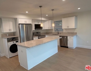 5191-5193 Lindley Avenue - Photo Thumbnail 27