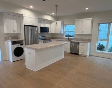 5191-5193 Lindley Avenue - Photo Thumbnail 6