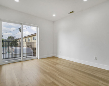 2057 1/2 S Garth Avenue - Photo Thumbnail 17