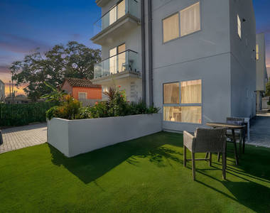 2057 1/2 S Garth Avenue - Photo Thumbnail 4