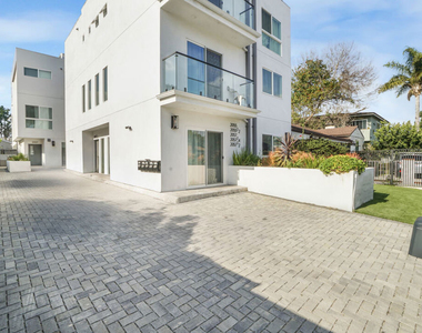 2057 1/2 S Garth Avenue - Photo Thumbnail 1
