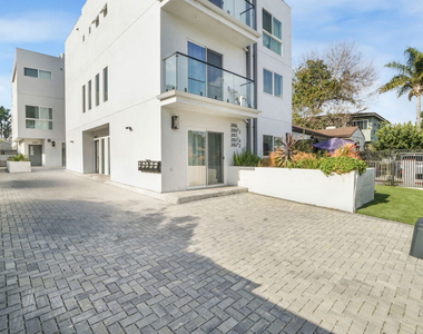 2057 1/2 S Garth Avenue - Photo Thumbnail 3