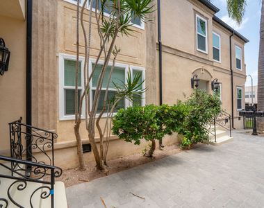 1117 S Wooster Street - Photo Thumbnail 2
