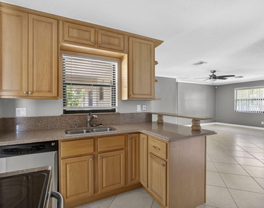 7107 181st Street N - Photo Thumbnail 12