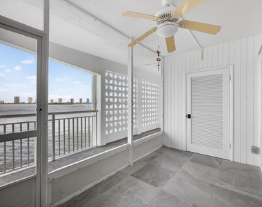 100 Shore Court - Photo Thumbnail 10