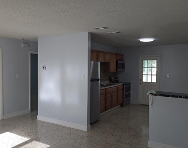 2736 Seneca Avenue - Photo Thumbnail 12