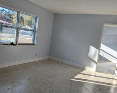 2736 Seneca Avenue - Photo Thumbnail 8