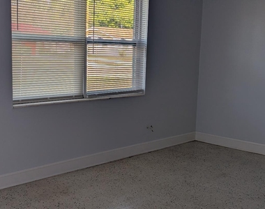 2736 Seneca Avenue - Photo Thumbnail 10