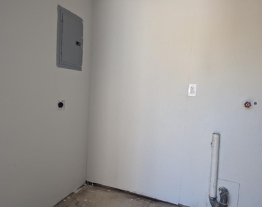 2736 Seneca Avenue - Photo Thumbnail 4