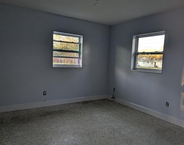 2736 Seneca Avenue - Photo Thumbnail 2