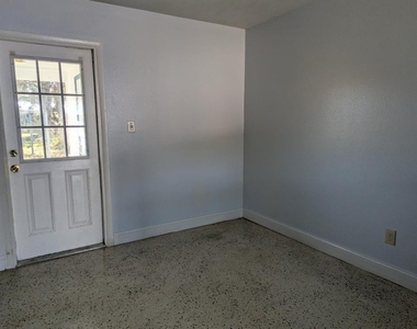 2736 Seneca Avenue - Photo Thumbnail 11