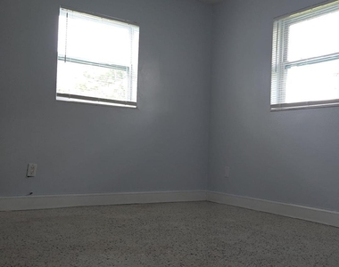 2736 Seneca Avenue - Photo Thumbnail 13