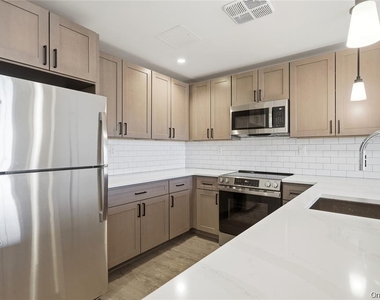 180 Deer Park Avenue - Photo Thumbnail 10