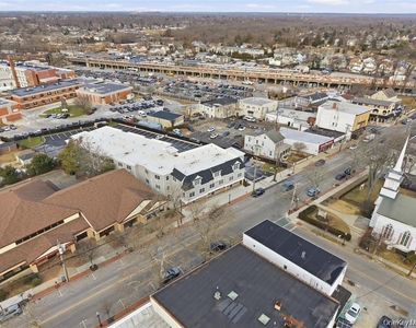 180 Deer Park Avenue - Photo Thumbnail 20