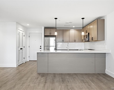 180 Deer Park Avenue - Photo Thumbnail 6