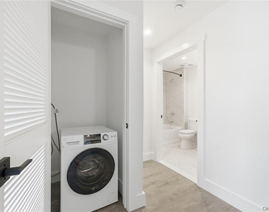 180 Deer Park Avenue - Photo Thumbnail 12