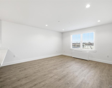 180 Deer Park Avenue - Photo Thumbnail 4