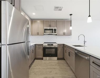 180 Deer Park Avenue - Photo Thumbnail 8