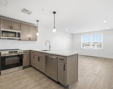 180 Deer Park Avenue - Photo Thumbnail 9
