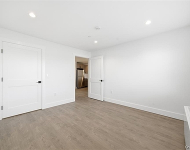 180 Deer Park Avenue - Photo Thumbnail 15