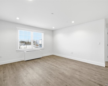 180 Deer Park Avenue - Photo Thumbnail 7