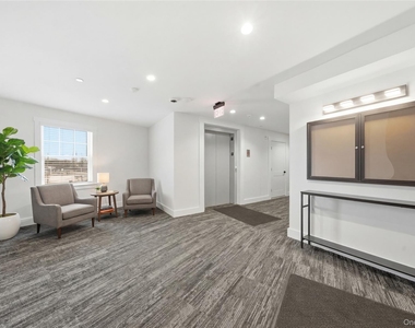 180 Deer Park Avenue - Photo Thumbnail 15